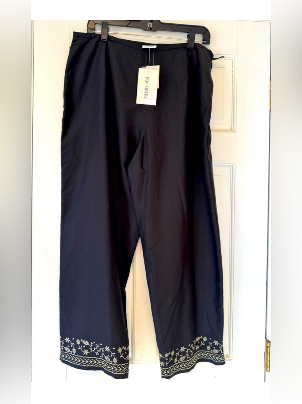 Chico's
MARKET by CHICO'S black banks with embroidery acce; 16 (size 3),
NWT